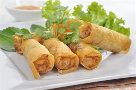 Proceso de enrollado de los rollitos de primavera sobre la mesa