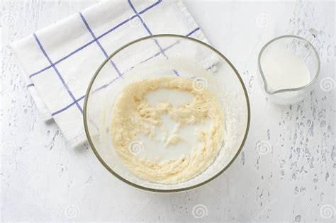Tazón con crema de leche montada y azúcar glass decorada con vainilla