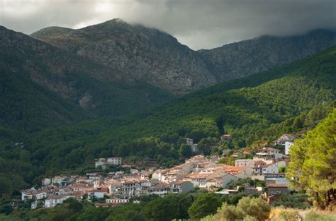 Paisaje panorámico del pueblo de Guisando con la Sierra de Gredos al fondo