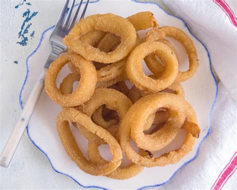 Aros de cebolla dorados y crujientes recién salidos del horno