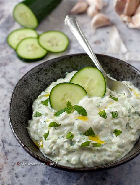 Salsa tzatziki servida con bastones de verdura fresca