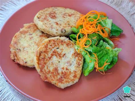 Tortitas apiladas con papel de horno separador
