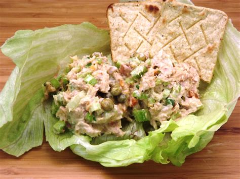 ingredientes frescos como lechuga, tomate, atún y mayonesa para preparar bocadillos