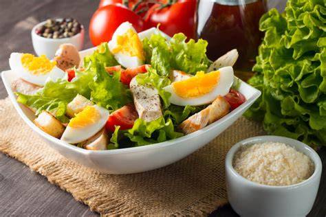 Ensalada saludable con huevo duro y vegetales