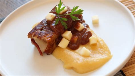 Lingote de manitas de cerdo con puré de manzana y salsa