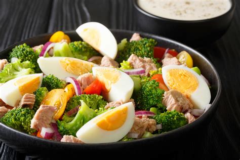 Ensalada nutritiva de alubias con atún y huevo cocido