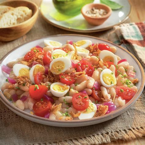 Ensalada templada de alubias con espárragos y huevo