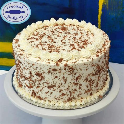 variedad de tortas artesanales sobre una mesa de madera