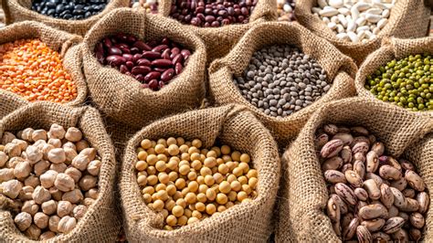 Plato variado de diversas legumbres como lentejas, garbanzos y alubias