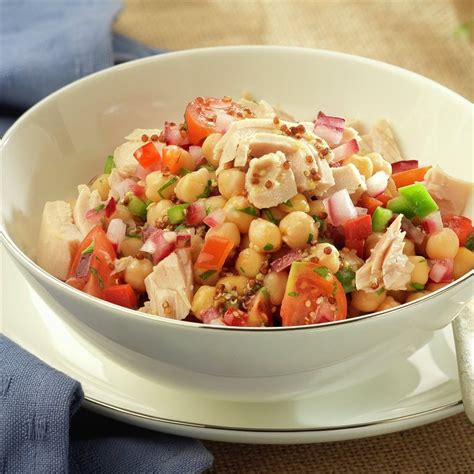 Ensalada de garbanzos con verduras frescas y atún