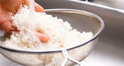 Arroz siendo lavado en un bol con agua