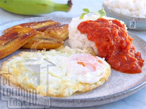 Plato de arroz a la cubana casero