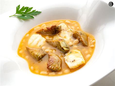 Plato de alubias con sepia y alcachofas recién cocinado