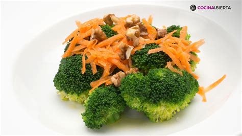 Mezcla de pollo, brócoli y zanahoria en un bol