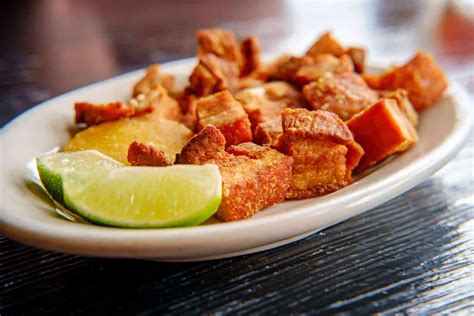 Plato de chicharrones prensados tradicionales