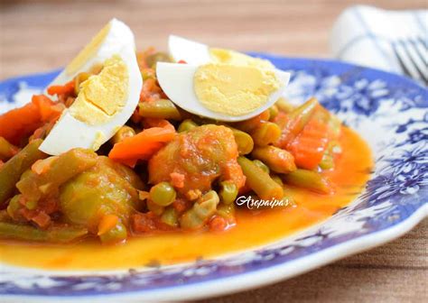 plato de menestra de verduras riojana servida con huevo duro