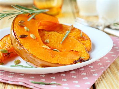Calabaza asada recién salida del horno con especias