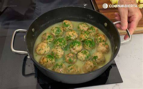 Salsa verde hirviendo en una cazuela con albóndigas