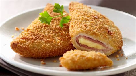 Plato de libritos de pollo rellenos con guarnición