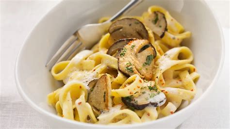 plato de pasta con salsa cremosa de setas y hierbas frescas