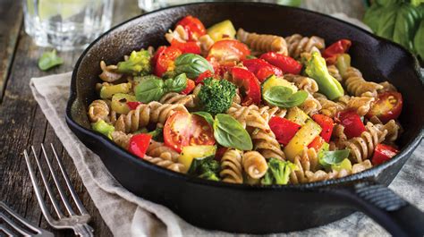 Plato de pasta integral con verduras