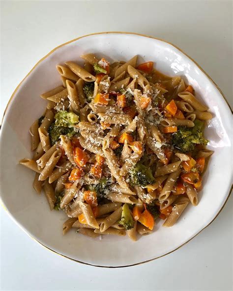 Macarrones con brócoli, zanahoria y judías