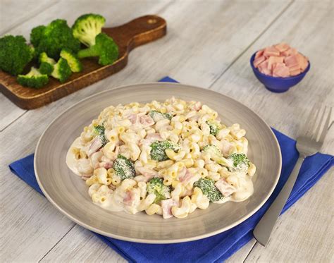 Pasta cremosa gratinada con trozos de brócoli
