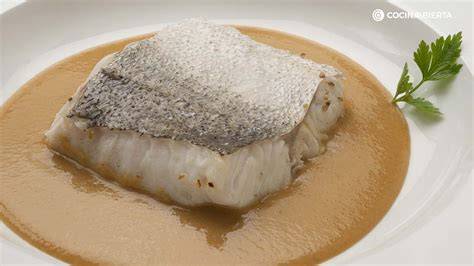 Plato de merluza al vapor o con salsa preparado en Thermomix