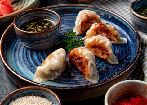 Plato de gyozas recién hechas y doradas