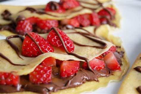 Crepes dulces con frutas y chocolate