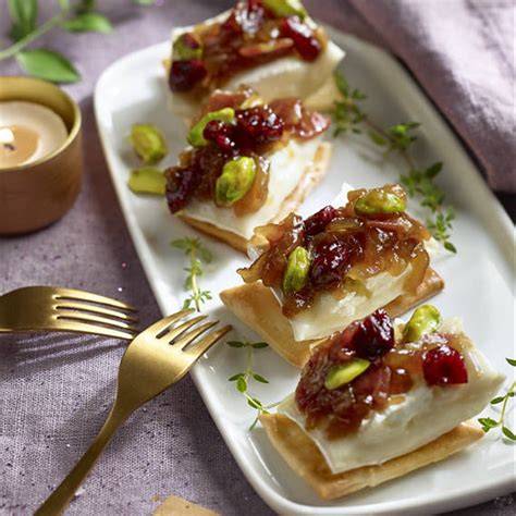 Plato de presentación de queso de cabra con miel y nueces