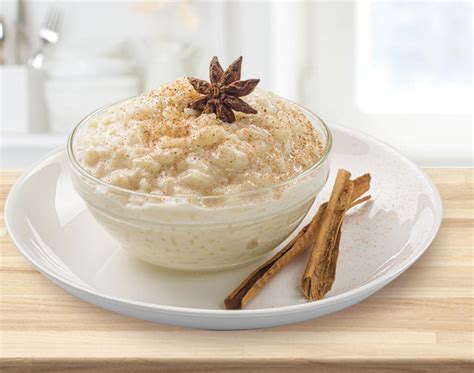 Tazón de arroz con leche cremoso con canela espolvoreada