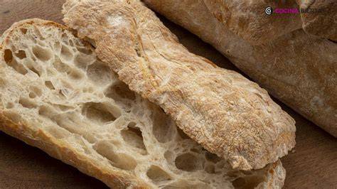 Imagen representativa de un pan de cristal con su miga alveolada y corteza crujiente