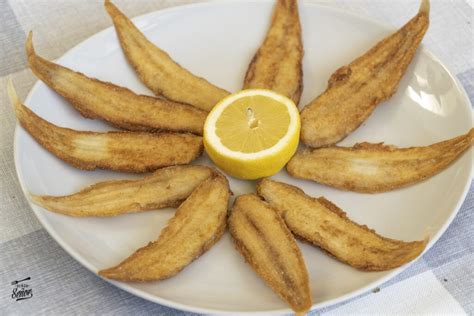 Plato de acedías fritas recién cocinadas