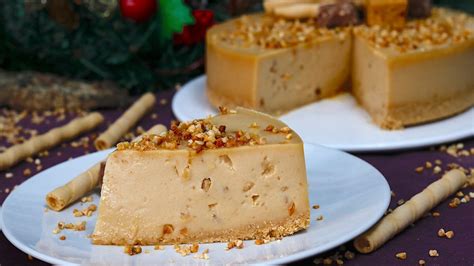 Tarta de turrón blando decorada con almendras