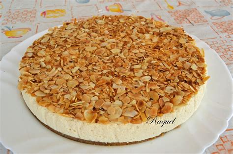 Tarta de turrón finalizada con almendras crocanti