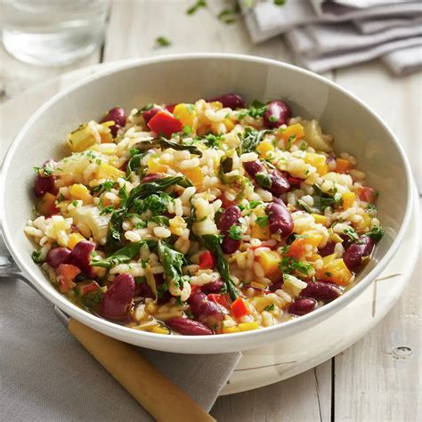 Plato de alubias rojas con arroz y verduras frescas