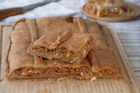 Empanada dorada cocinada a la sartén