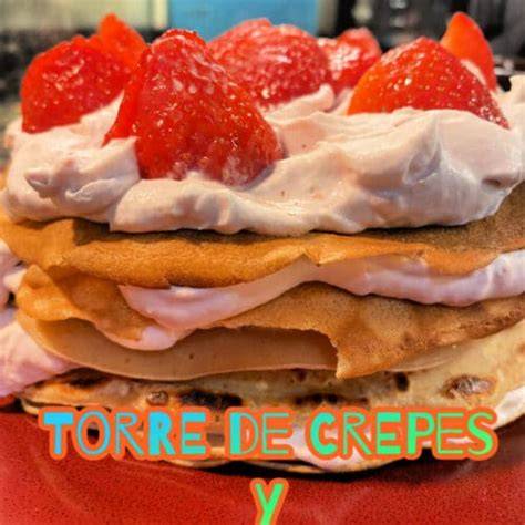 Torre de crepes recién hechos con crema de cacao y avellanas