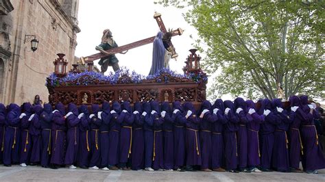 Ilustración histórica de una procesión de velas en la Edad Media