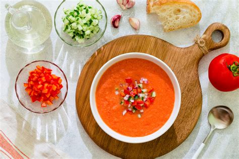 Ingredientes frescos para preparar gazpacho: tomates, pepino, pimiento y cebolla