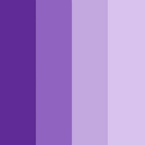 Modelos luciendo prendas en tonos morado pastel en pasarelas