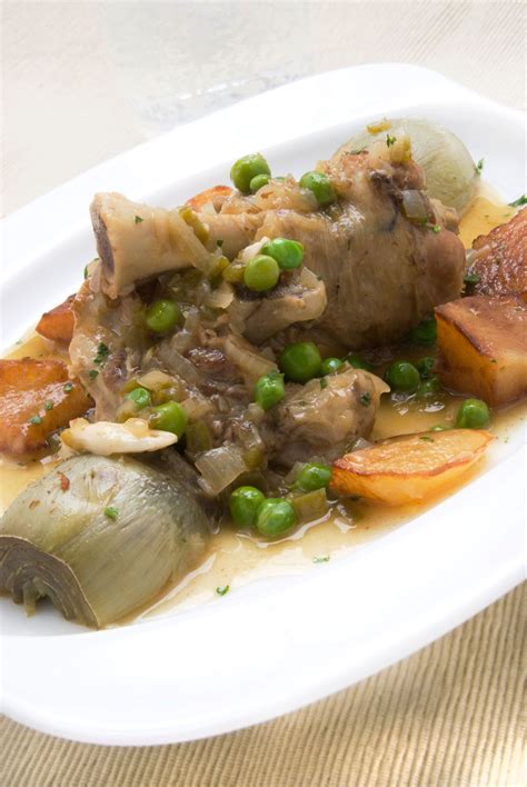 Plato de cordero con alcachofas recién cocinado