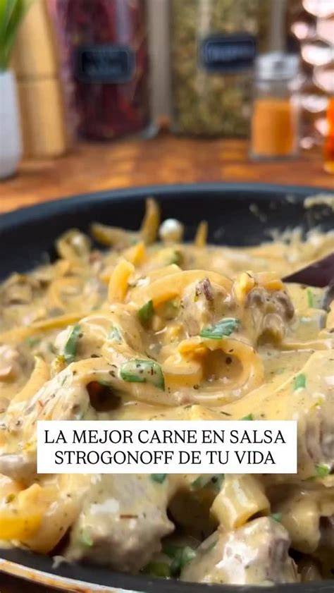 Detalle de la salsa Strogonoff con champiñones y hierbas frescas