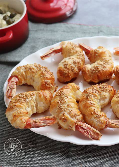 Gambones envueltos en hojaldre con salsa