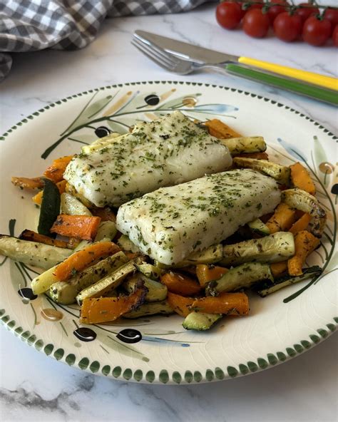 Plato de merluza con verduras recién cocinado en airfryer
