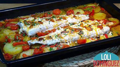 Merluza servida en un plato con verduras asadas
