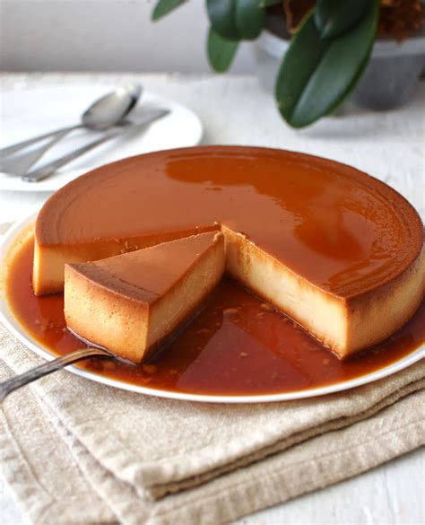Delicioso flan de queso casero con caramelo