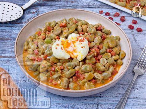 Plato de habas guisadas servido con huevo frito