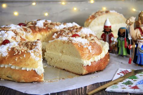 Roscón relleno con crema de turrón y decorado con almendras